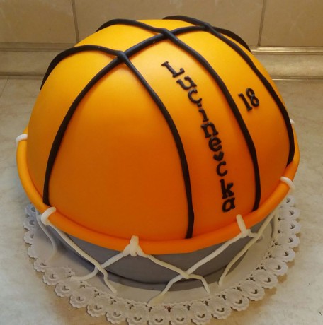 Basketbalová lopta v koši